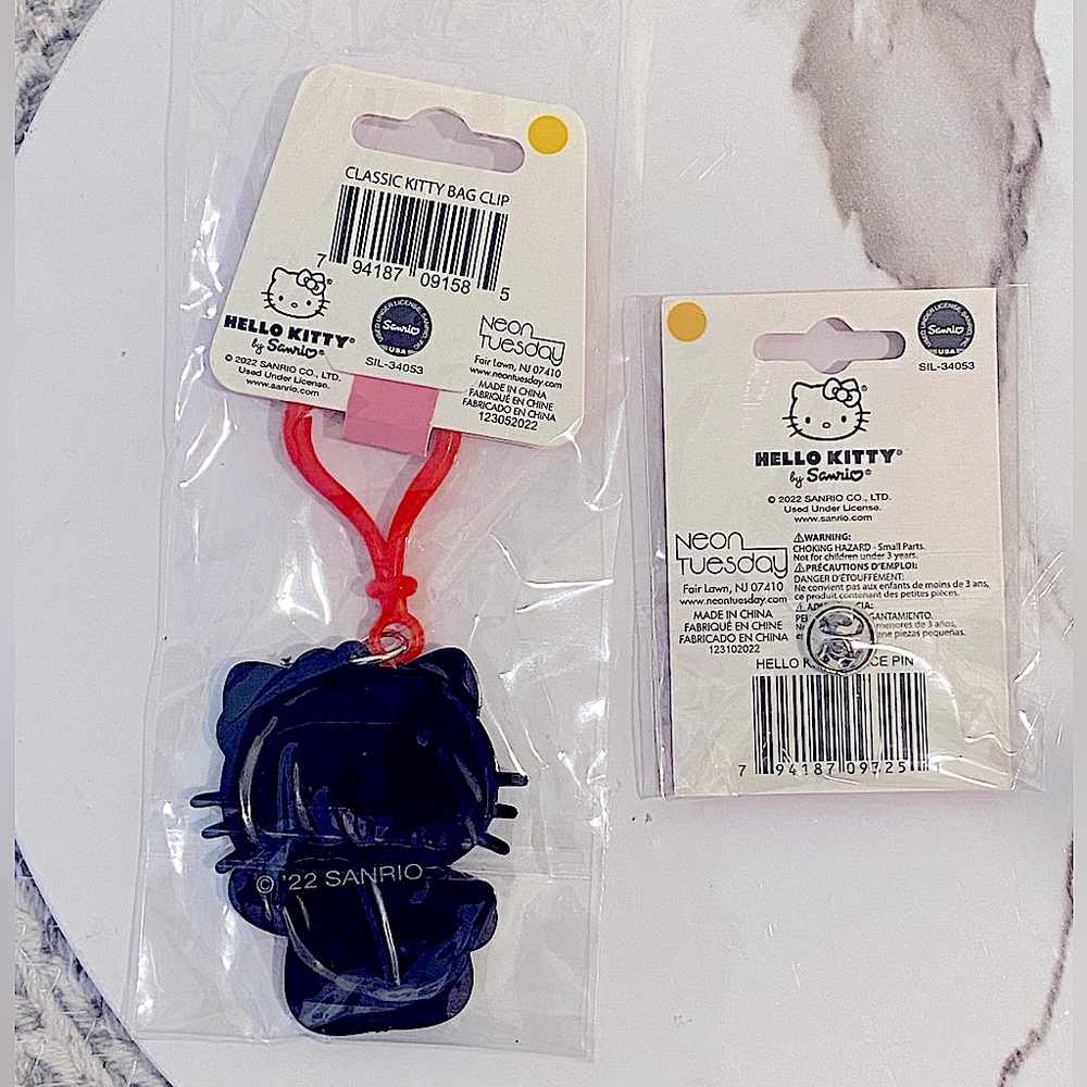 Hello Kitty - Keychain & Pin Set - Picture 4 of 4